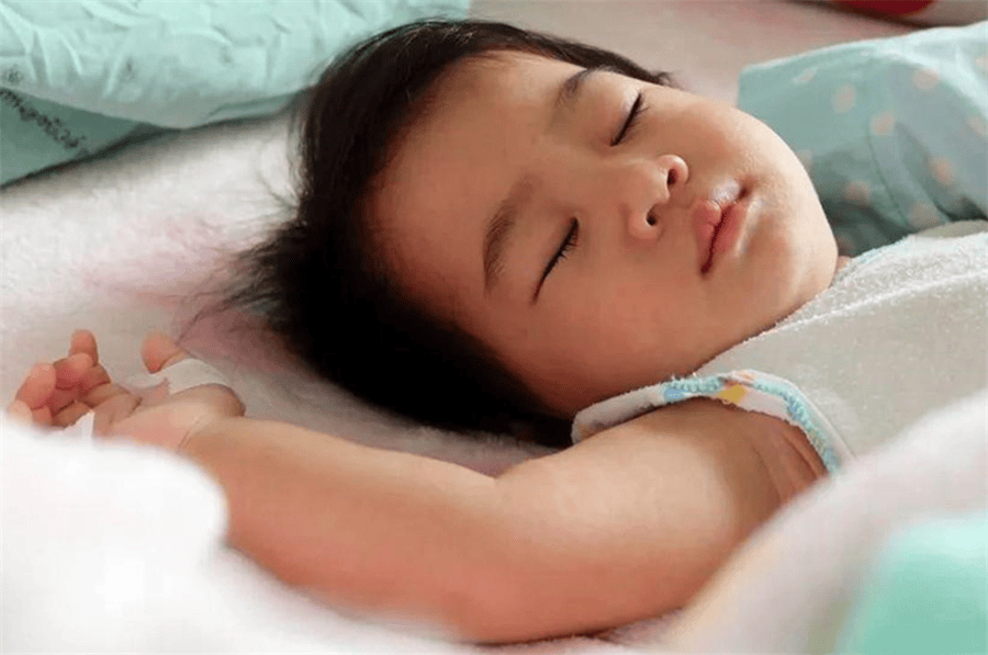 在炎热的夏天，这些方法可能会保护孩子的睡眠_影响_夏天_噪音。