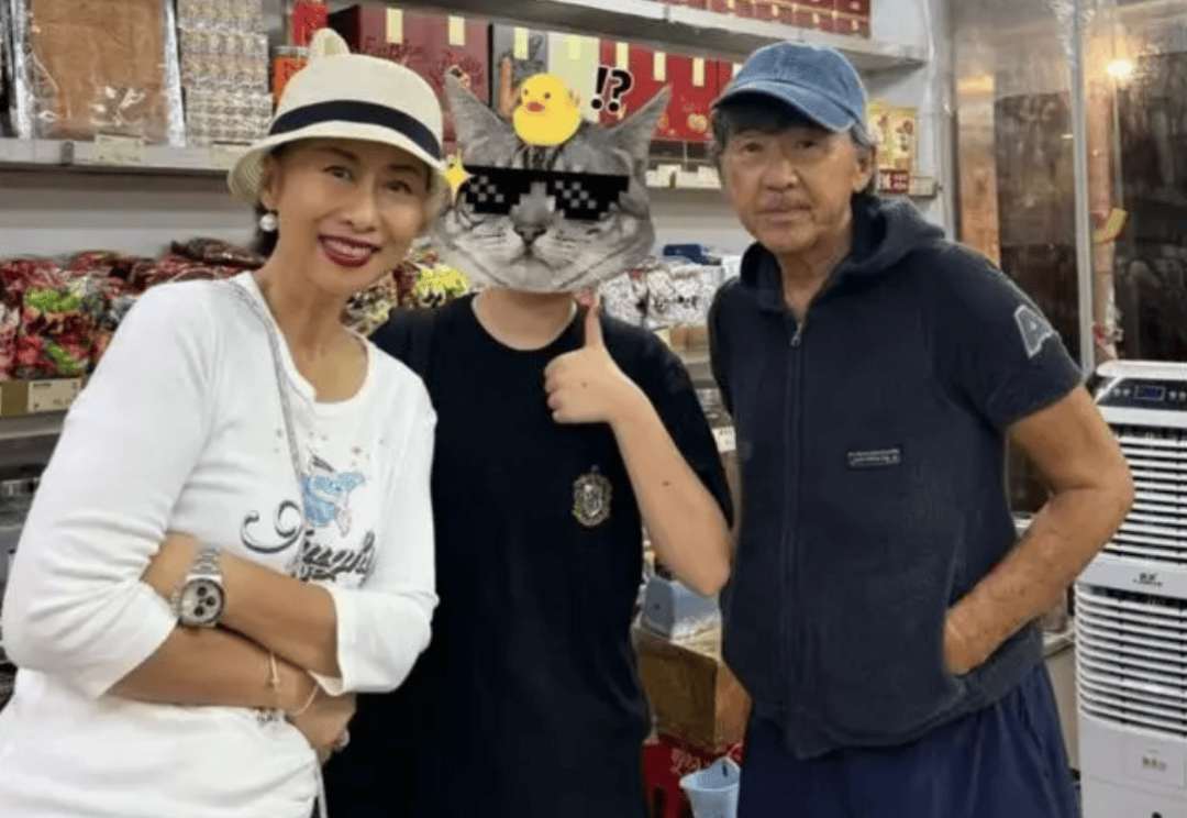 林子祥夫妇在超市偶然相遇。他满脸皱纹，成了爷爷。62岁的叶倩文比年轻人更时尚。