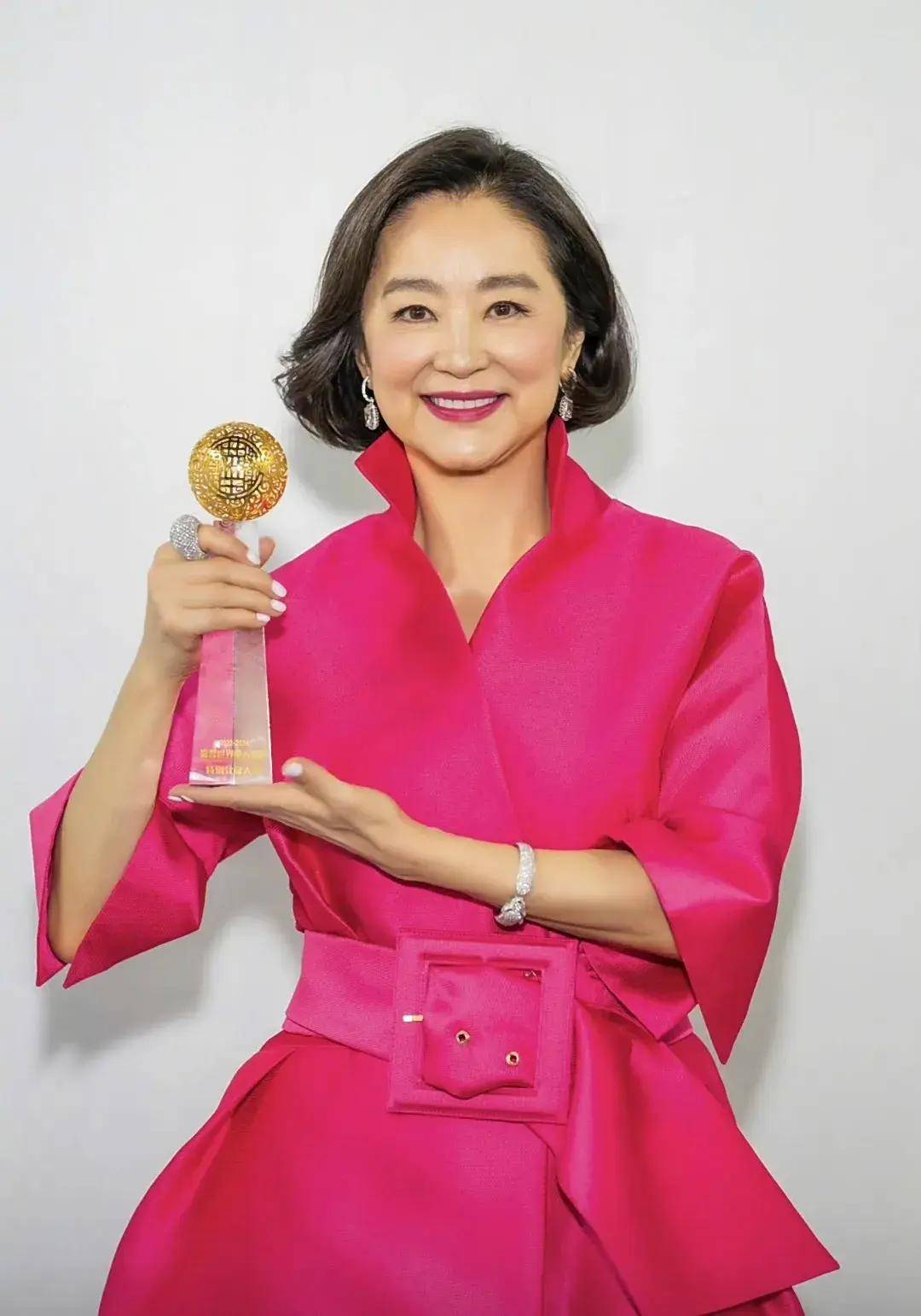 林青霞穿粉色高跟鞋领奖,林青霞与徐克拥抱,汤唯林青霞同框很美