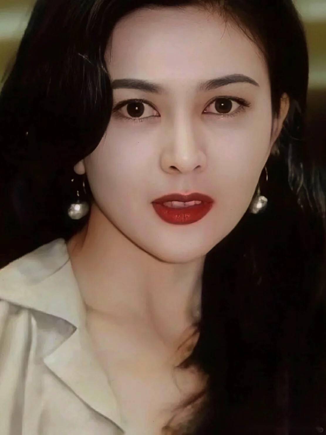 岁十三姨"关之琳丰腴身材尽显女神范儿,写真中的性感魅力无人能挡