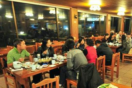   引起 这个年轻人去韩国开了一家餐馆，并带来了一种中国美食。韩国网友:可以再申请世界遗产了！ 