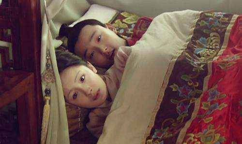 为什么贾宝玉能轻易地把袭人拉上床?原因很简单!