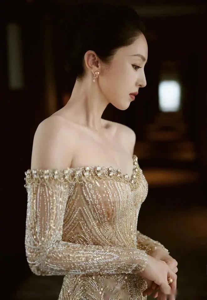 董璇这丰腴身材展现女神风范,这谁顶得住!