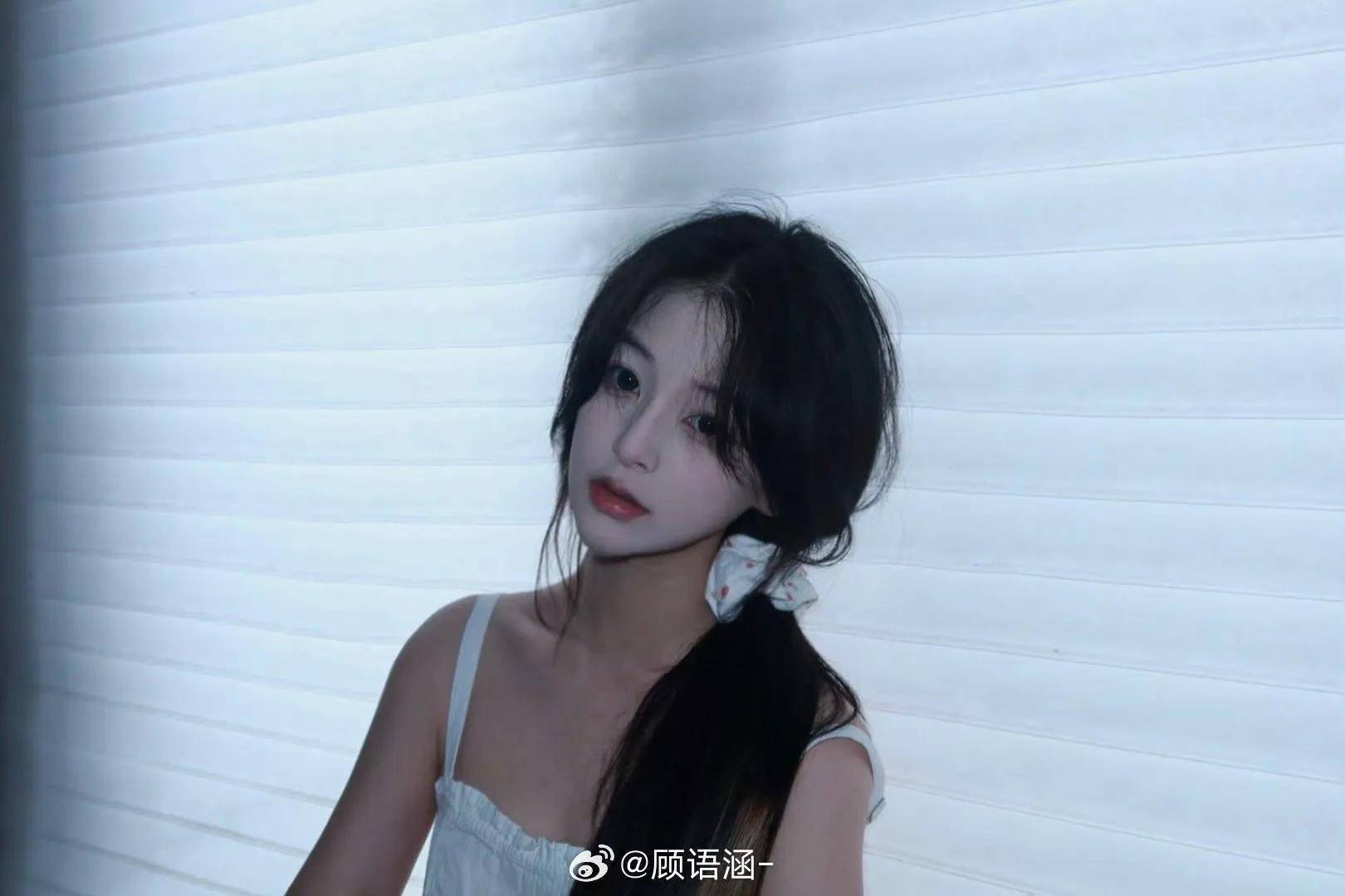 还记得《庆余年》中的叶轻眉吗?已经变成网红脸,根本认不出来