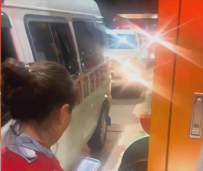 平江赈灾车高速收费后续：官方回应先预约，车主发声，评论区沦陷-平江高速收费站电话