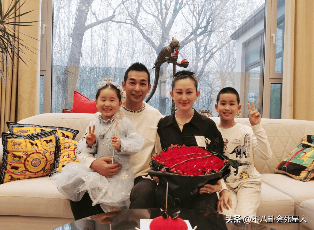 赵文卓夫妻接女儿回家,大女儿读国外瑞士名校,一年学费近百万