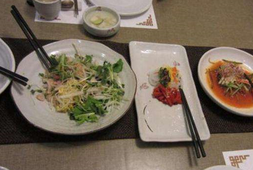   引起 韩国留学生请他们吃饭，越吃一桌子菜越尴尬。他们不再相信韩剧里的大餐。 