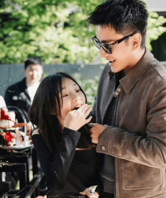 贾乃亮教育争议，女儿甜馨发声支持-贾乃亮女儿甜馨几岁了