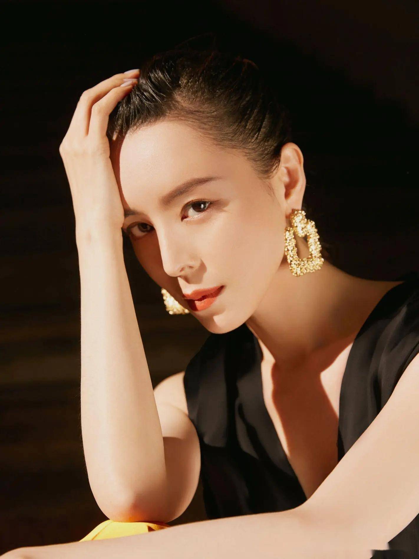 岁张静初美艳写真曝光,丰满身材让人窒息!