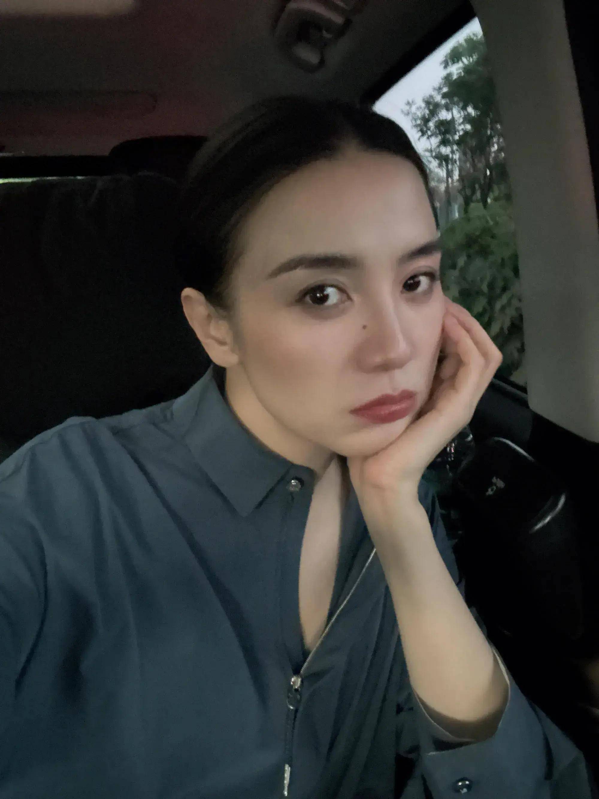 宋佳高清怼脸拍,腋下一堆赘肉胳膊上有痘印,双眼无神脸上有螨虫