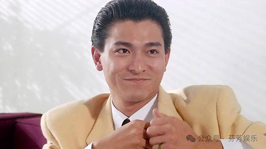 62岁刘德华演唱会惊险滑跪,差点冲下高台,网友:太敬业了!