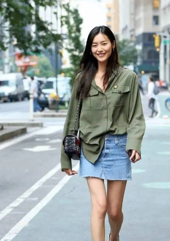 凹造型其实只需要一件t恤,名模刘雯就是如此,休闲随性又接地气