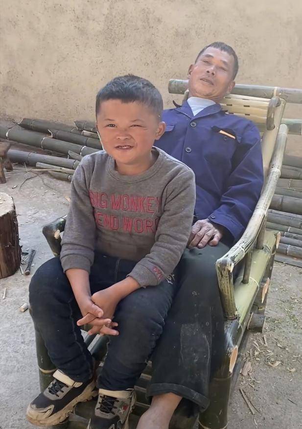 回顾被资本"榨干"后抛弃,智力身高双残障,小马云现在过得怎样?