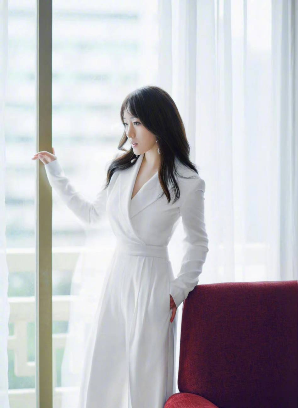 杨钰莹这次造型有了大突破!运动服 "留空装",这也太顶了吧?