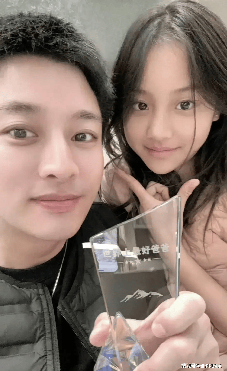 没想到,"做头发"事件才过去6年,李小璐就以"这种姿态"