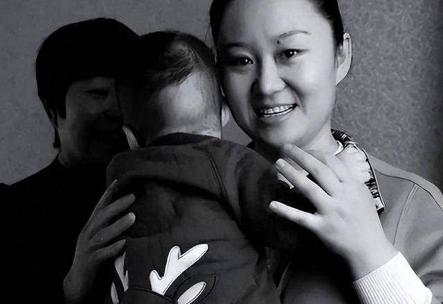 王亮的父母见到阿霞后对她非常满意,在日常相处中照顾她无微不至.