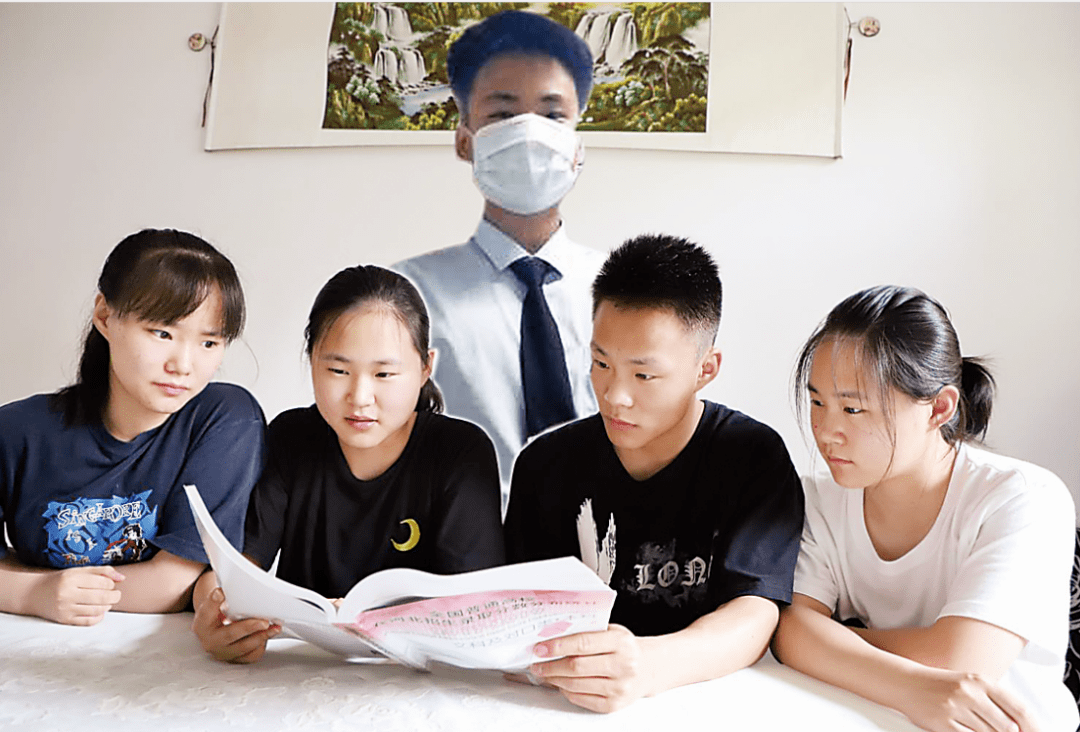 现在的五胞胎因为还是疫情期间,工作不好找,只有老五缴福源在北京找到