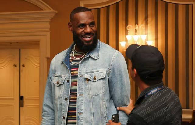 原创            詹皇与库里同台亮相美国男篮训练营，笑声不断-库里和詹皇谁厉害