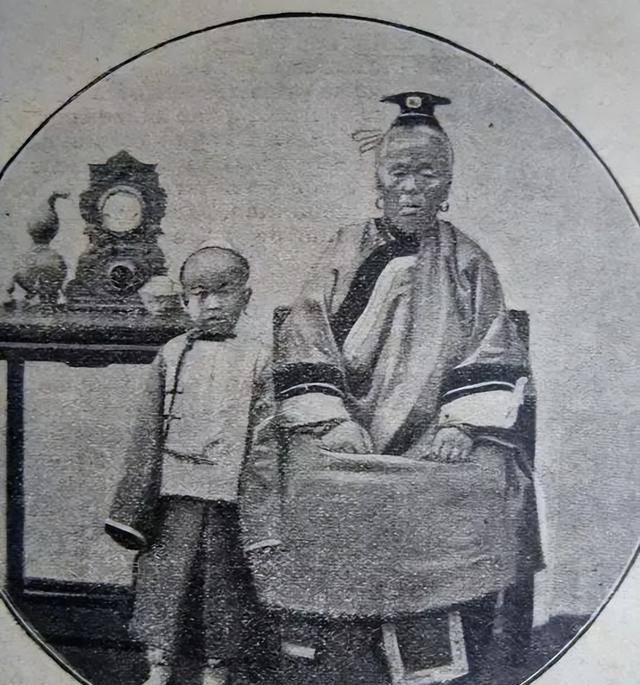 哥哥冒天下之大不韪,和自己的妹妹结婚,生下来的儿子叫李鸿章