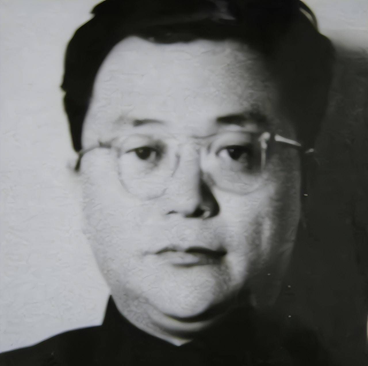 俞启威的父亲俞大纯曾到过德国留学,回国后在家人的安排下成为了政府