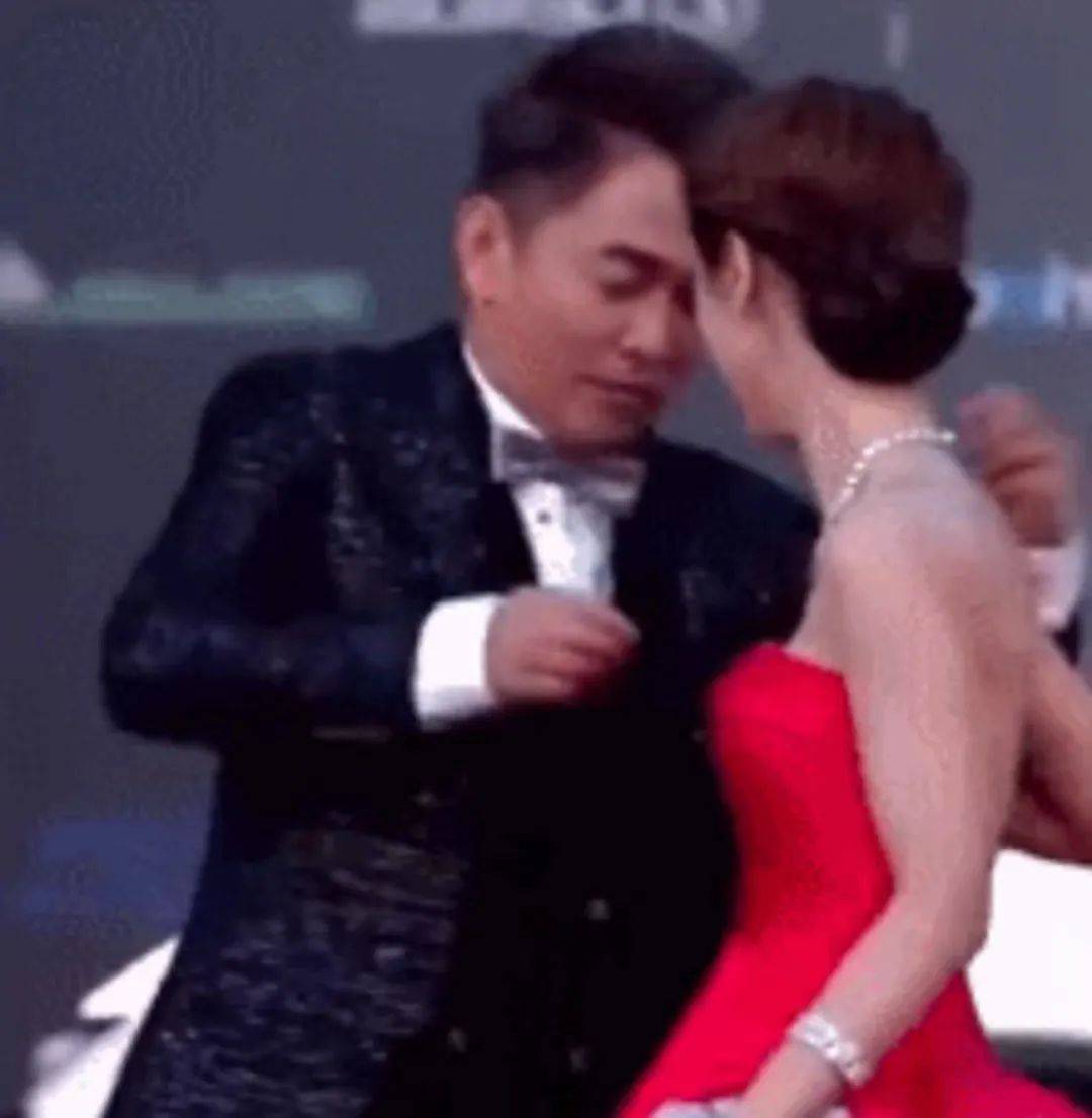 在闪光灯遍地的红毯上,吴宗宪还旁若无人地为女儿整理抹胸,动作油腻又