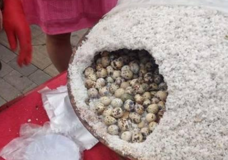 大姐在三轮车上卖小吃,限量供应,每天一大锅,卖完就收摊