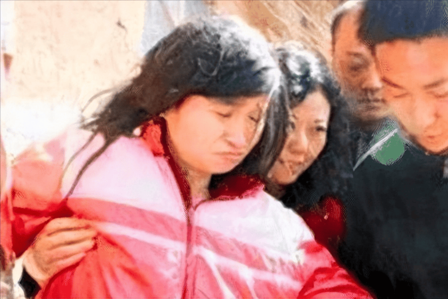 吃喝拉撒"在锅里",被父子三人轮流看管_曹小青_王秋月_父母