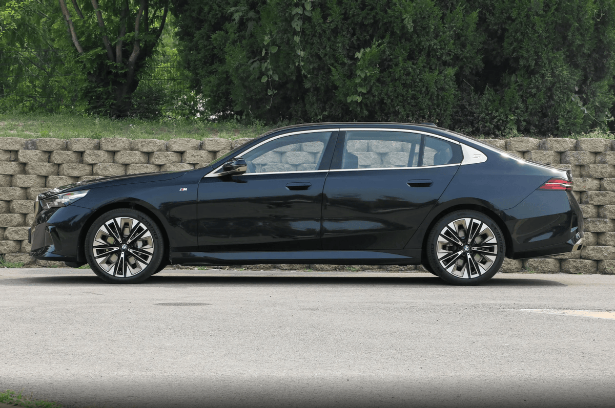 宝马开始冲量,5系优惠超10万,标配2.0t 8at,轴距3105mm,挺香