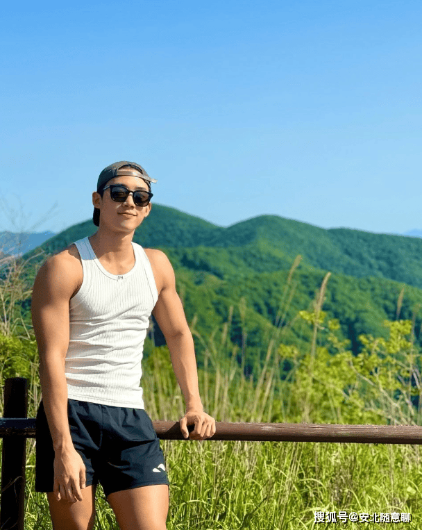 肌肉健身网红,稚嫩脸硬汉身材,男人还是有肌肉好看