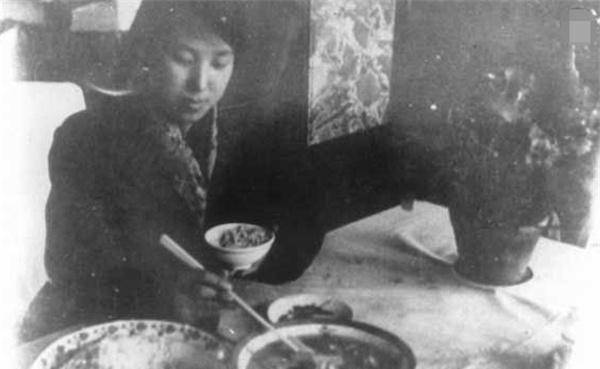 与溥仪结婚2年,却寻溥仪下落10年,相聚2年后改嫁他人,活了73岁_李玉琴