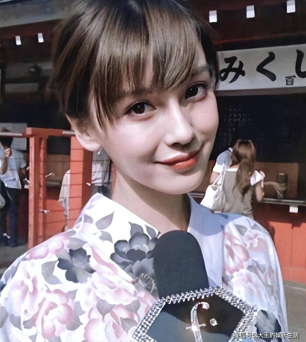 杨颖18岁在日本照片曝光,大口啃雪糕毫无形象,整容与否一看便知