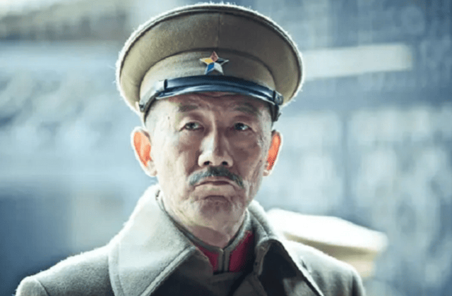 张作霖深夜回府,被站岗小兵骂爹,老张:升职加薪,再赏一个媳妇