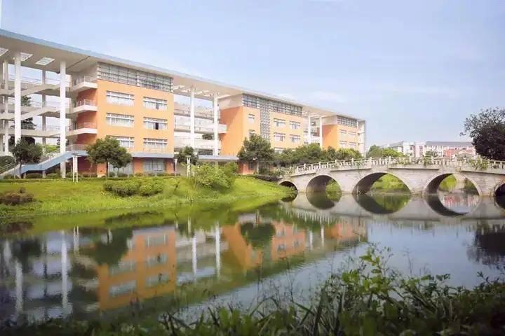 广东外语外贸大学的前身是1964年11月设立,1965年7月正式招生的广州