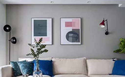 如果你想在家里有个人风格,你可以考虑上下颜色搭配,顶部的浅色油漆