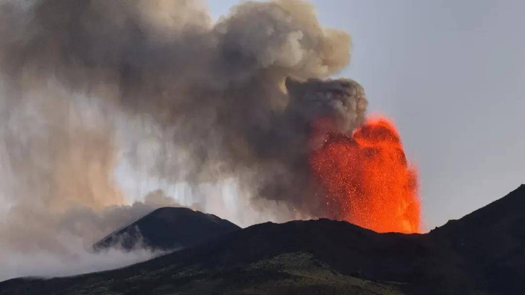 意大利两座火山接连喷发,熔岩喷涌火星飞溅