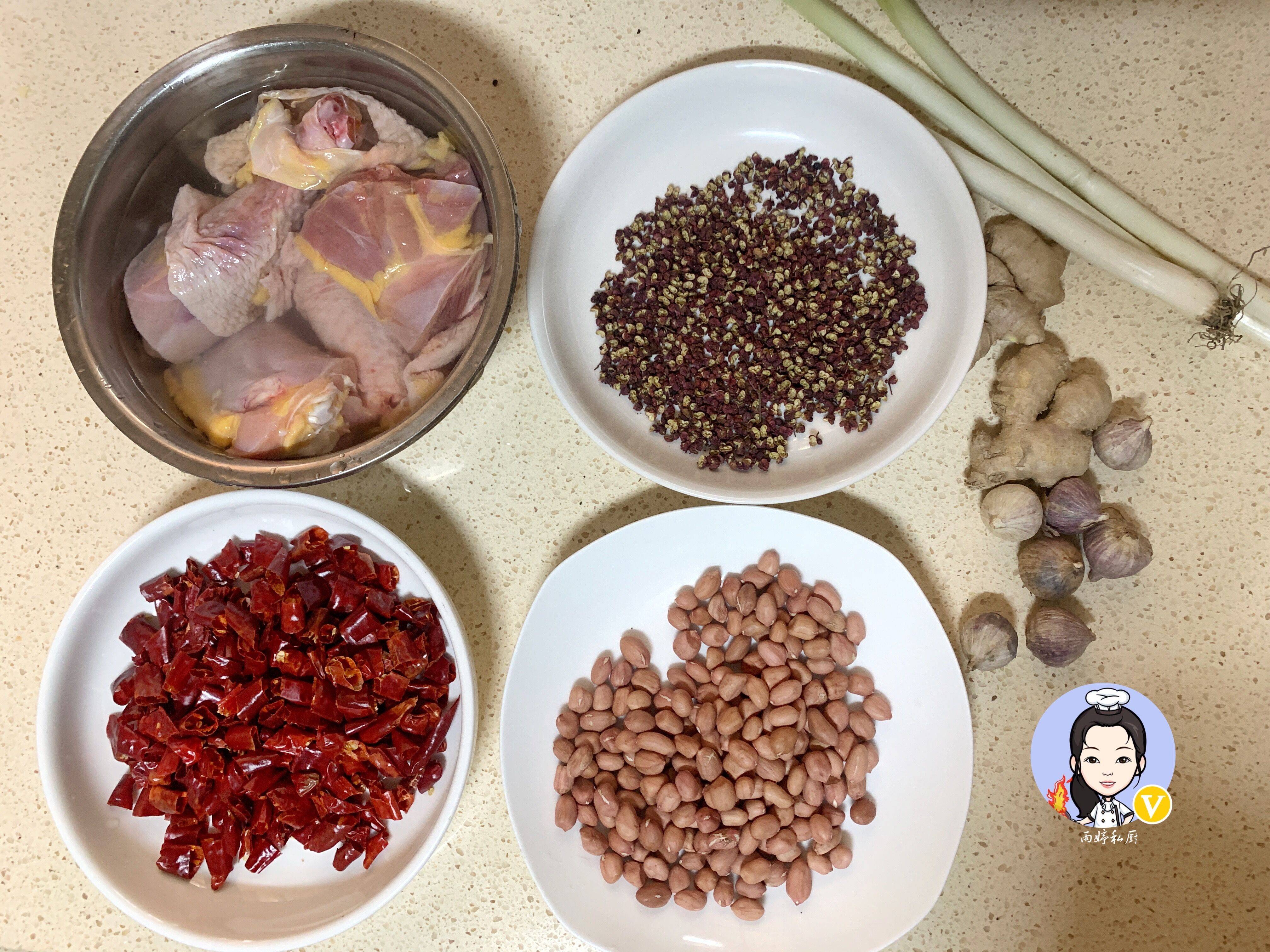 选择2个鸡腿肉,准备干辣椒,花生米,干花椒粒,葱姜蒜【推荐菜谱:宫保