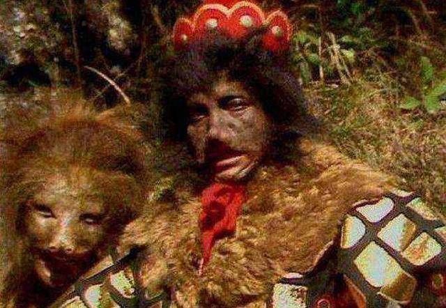 殿中的方丈说他的袈裟很强,孙悟空气不过,却把唐僧的锦襕袈裟拿了出来