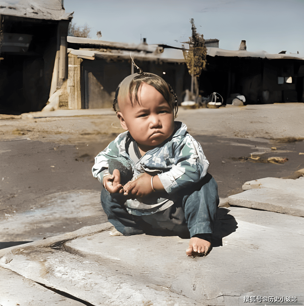 俏皮的小女孩在镜头前展露笑颜,仿佛