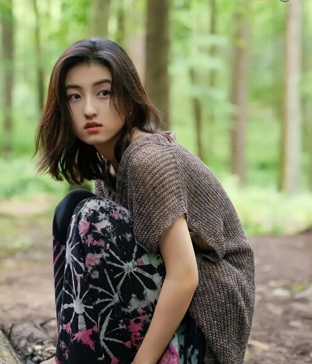 2009年,年仅8岁的张子枫凭借在电影《唐山大地震》中饰演的小方登一角