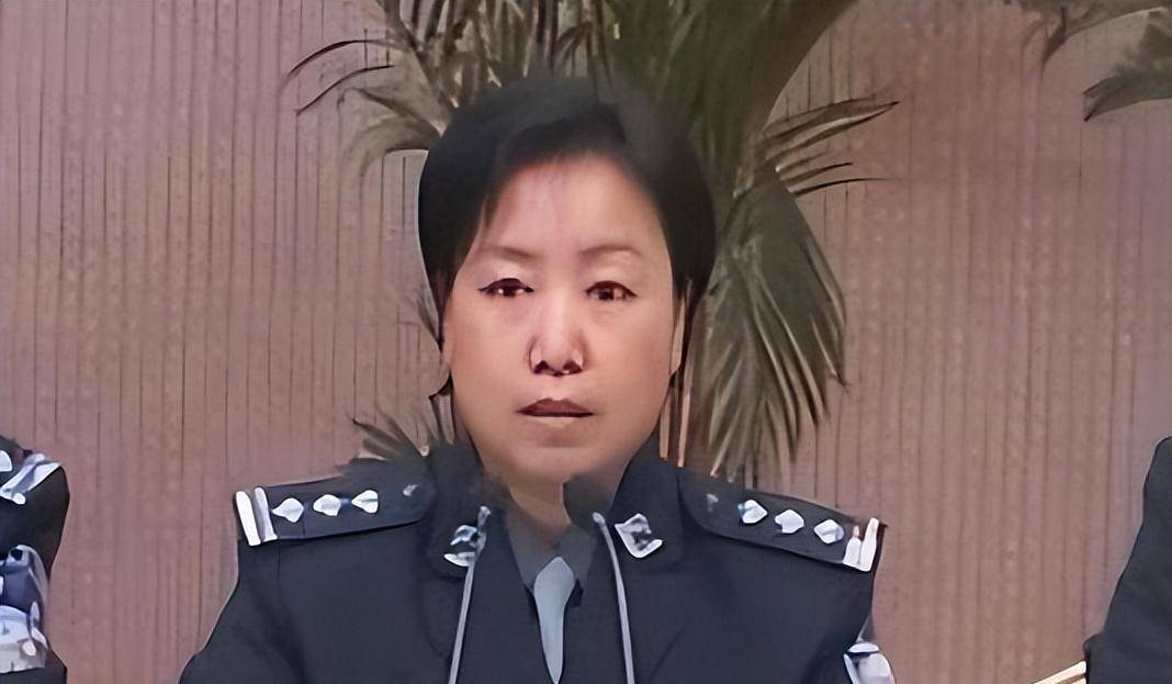 2001年,黑社会老大闯入公安局挑衅,局长任长霞拍桌子:直接拿下
