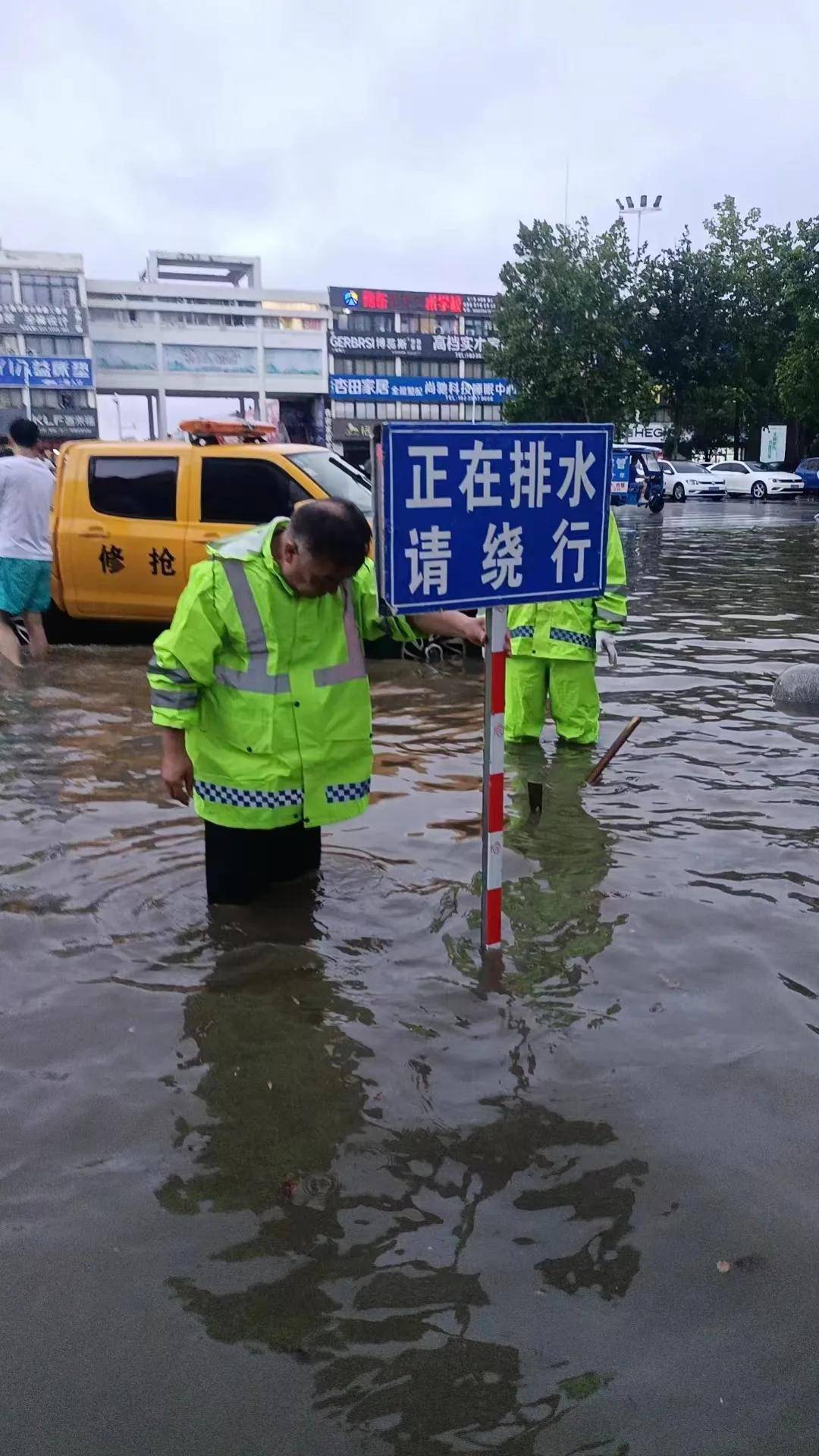 周口市启动防汛四级应急响应!暴雨中,周口这些身影令人感动