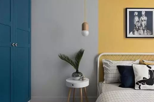 如果你想在家里有个人风格,你可以考虑上下颜色搭配,顶部的浅色油漆