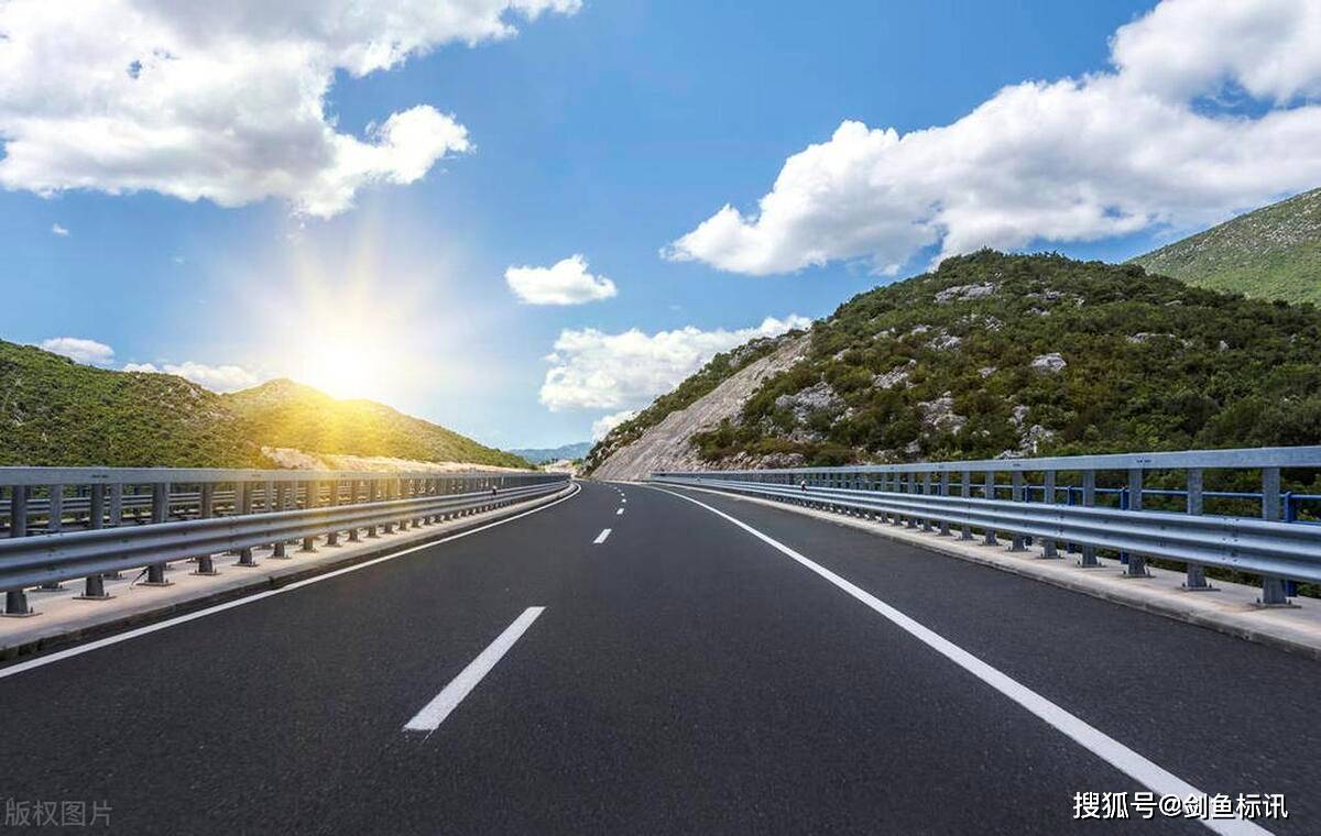 079km,采用双向六车道高速公路标准建设,设计速度为100km/h,路基宽33.