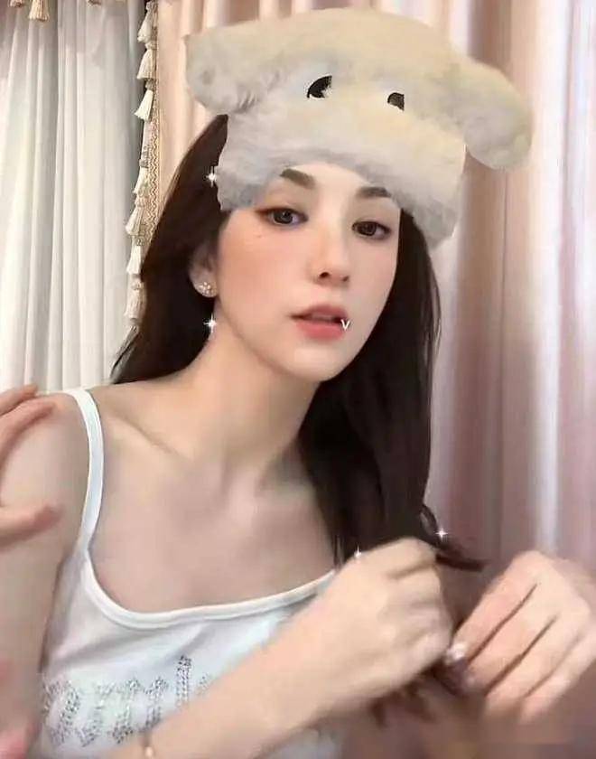 女神降临!郭富城老婆方媛丰腴身材惊艳全场,这谁顶得住!