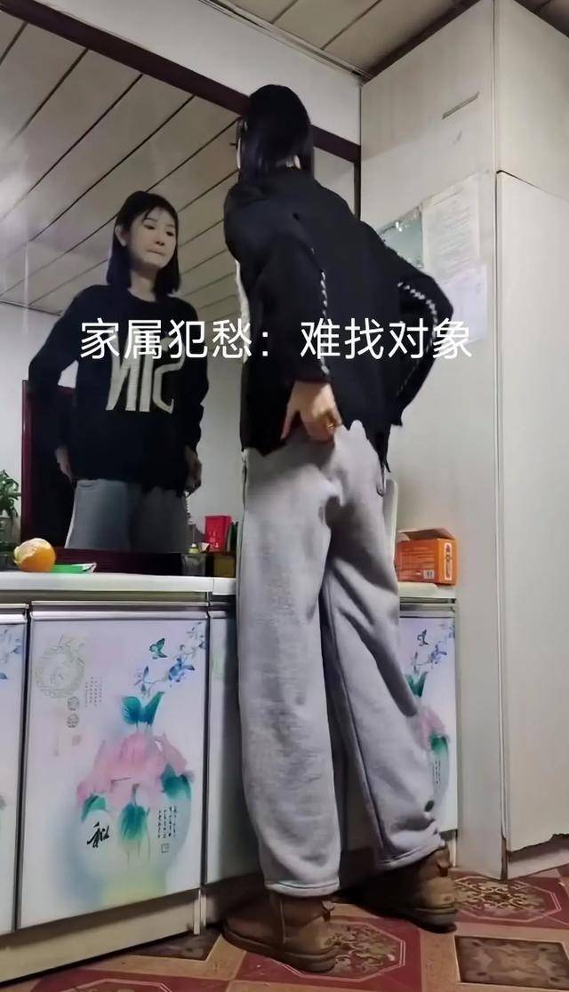 回顾:女子身高2米2,家属犯愁上哪找对象:不知道的还以为是特效