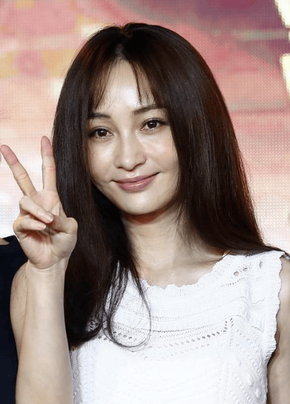 她曾是80后一线女星,凭借《裸婚时代》走红,如果没有"周一见"事件,她