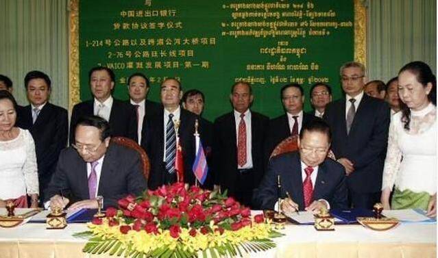 1952年,洪森出身于柬埔寨的一个潮州华人家庭,由于家境贫穷,生活条件