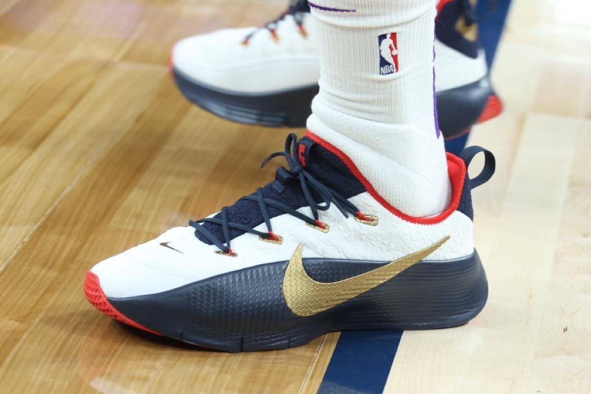 勒布朗·詹姆斯首次上脚即将推出的训练鞋 nike royalty tr