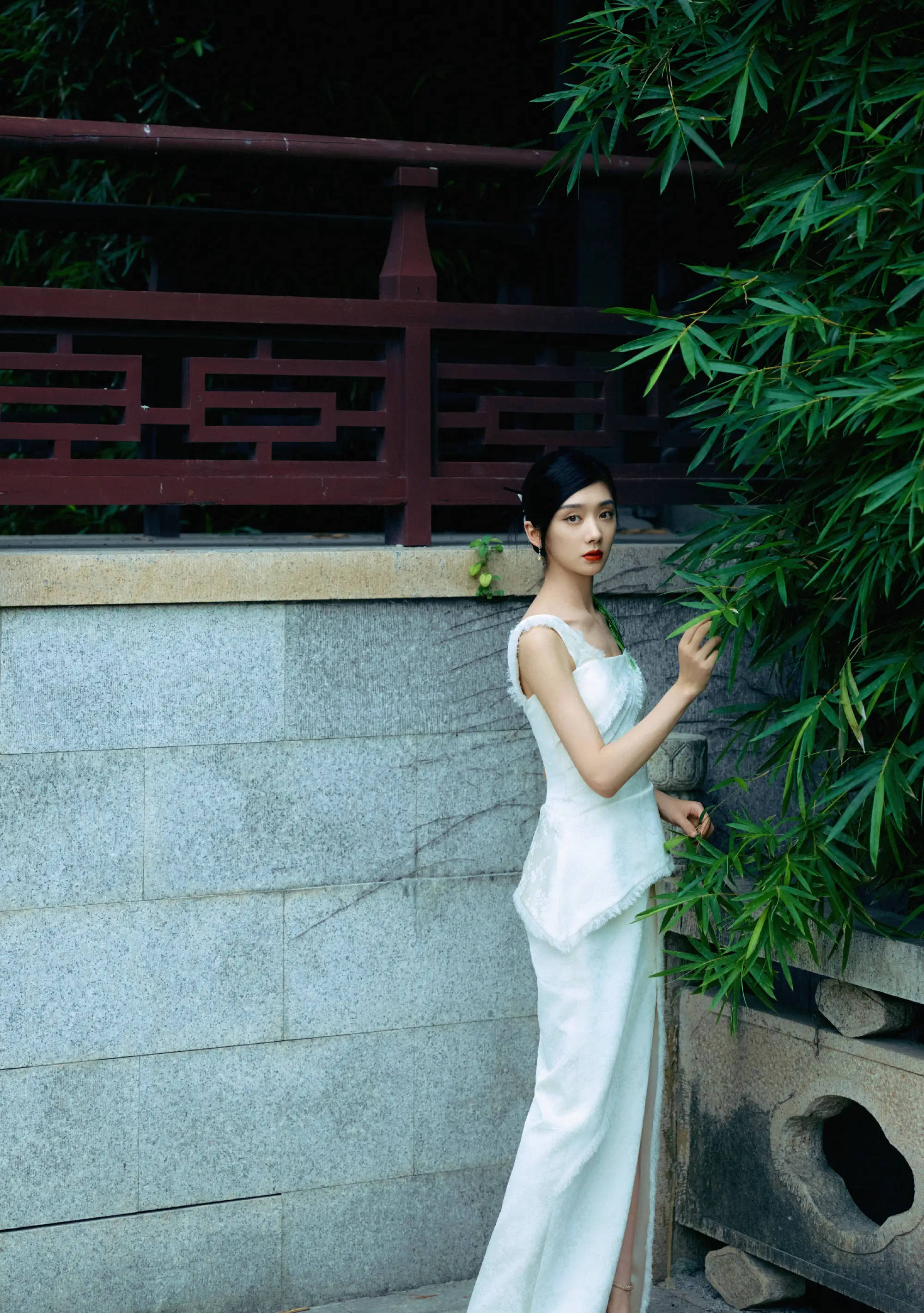 王影璐穿白色长裙如画中美人 发间挽簪子古风味足-搜狐大视野-搜狐新闻