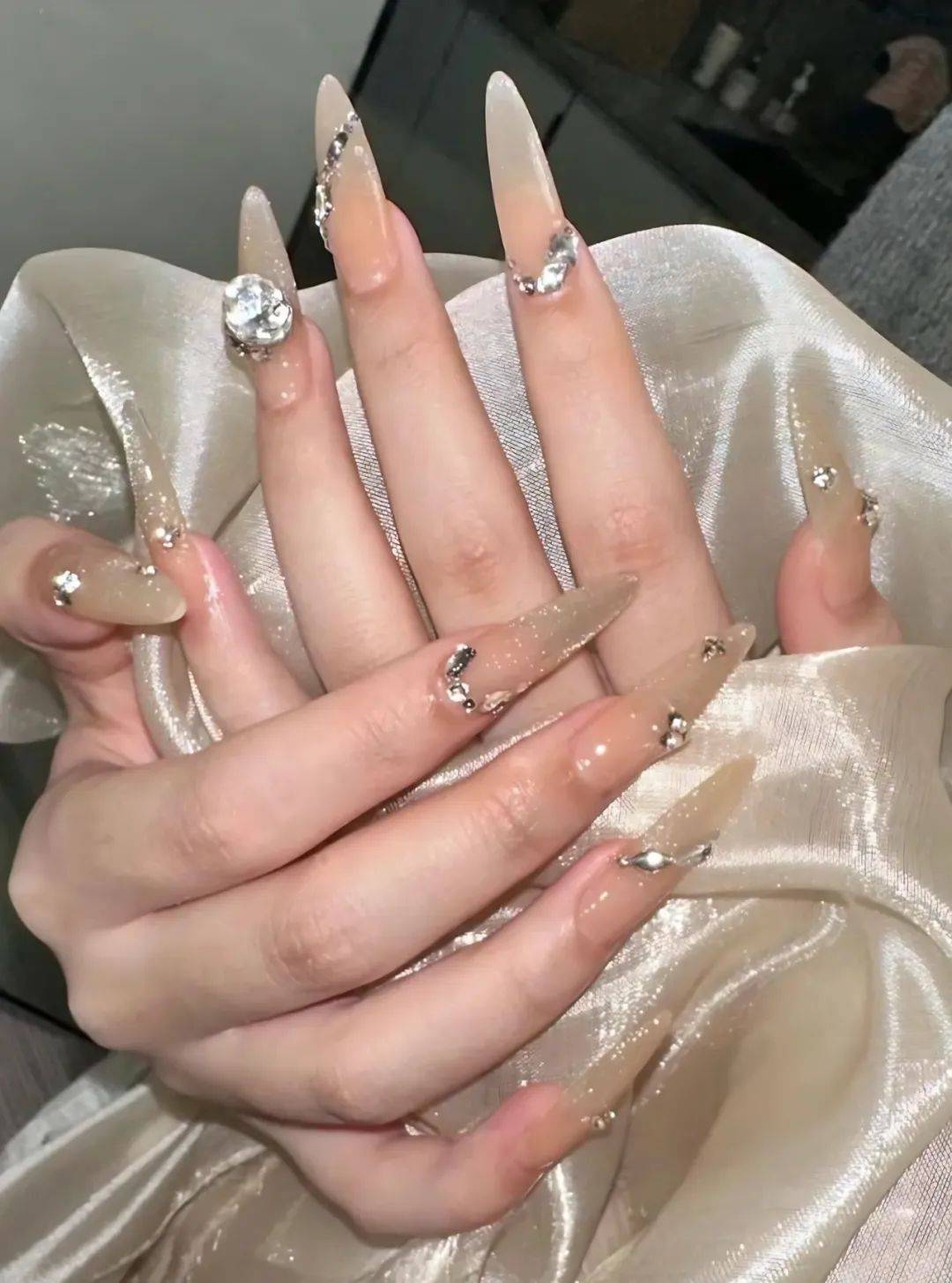 2024夏日必做美甲款式合集,这几款随便做都好看!_指甲_操作_伤害